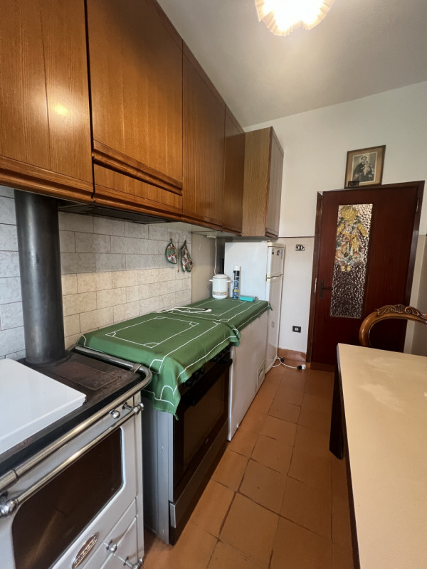 Scopri questa affascinante opportunità immobiliare situata nella tranquilla località di Poncia, n...