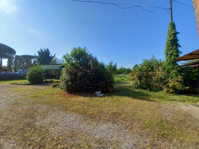 Scopri questa affascinante opportunità immobiliare situata nella tranquilla località di Poncia, n...