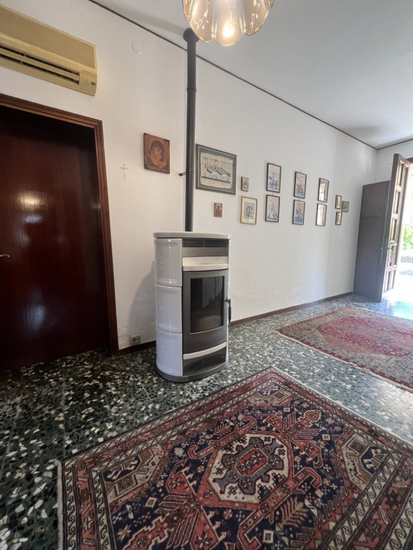 Scopri questa affascinante opportunità immobiliare situata nella tranquilla località di Poncia, n...