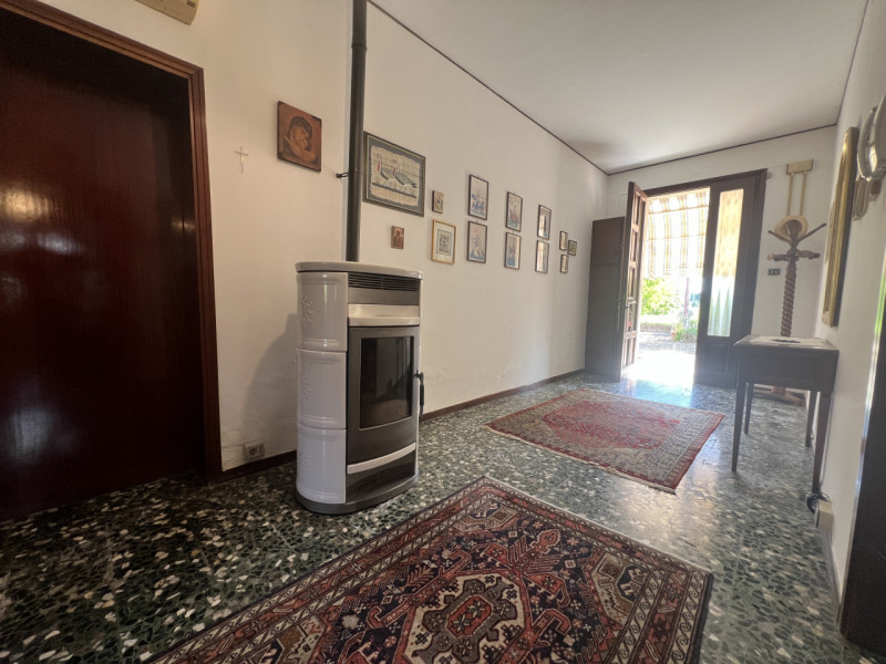 Scopri questa affascinante opportunità immobiliare situata nella tranquilla località di Poncia, n...