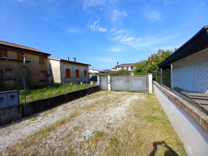 Scopri questa affascinante opportunità immobiliare situata nella tranquilla località di Poncia, n...