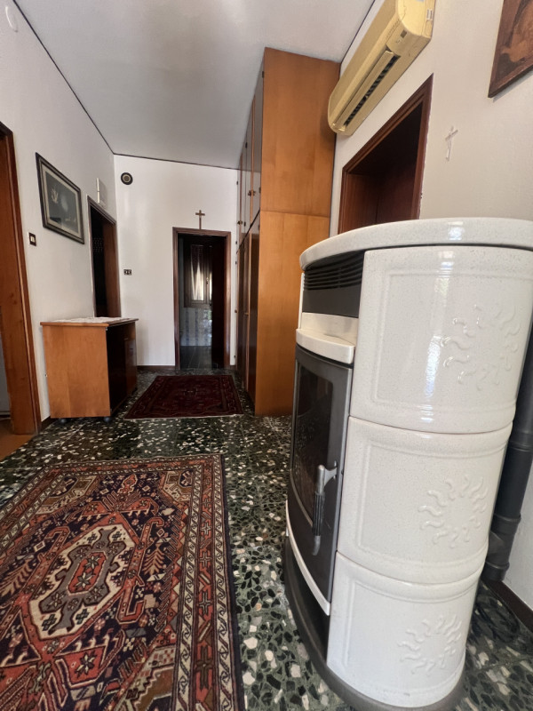 Scopri questa affascinante opportunità immobiliare situata nella tranquilla località di Poncia, n...