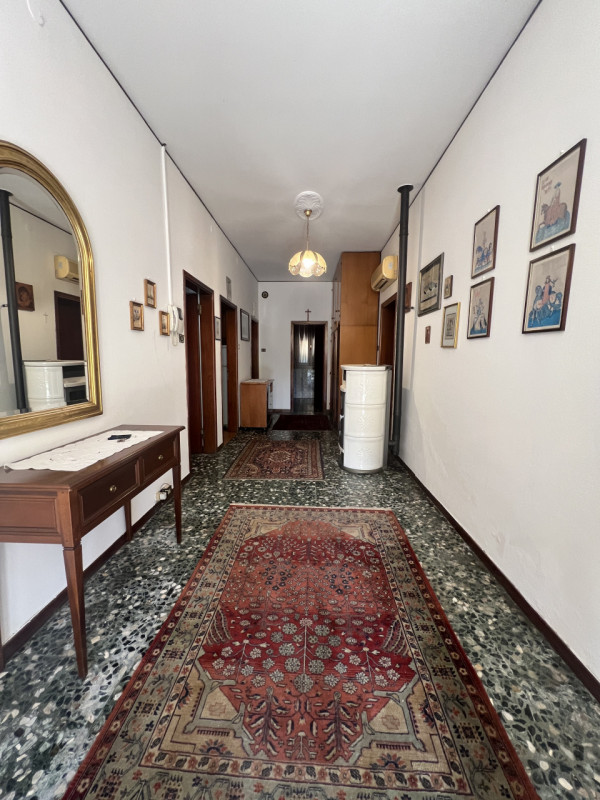 Scopri questa affascinante opportunità immobiliare situata nella tranquilla località di Poncia, n...