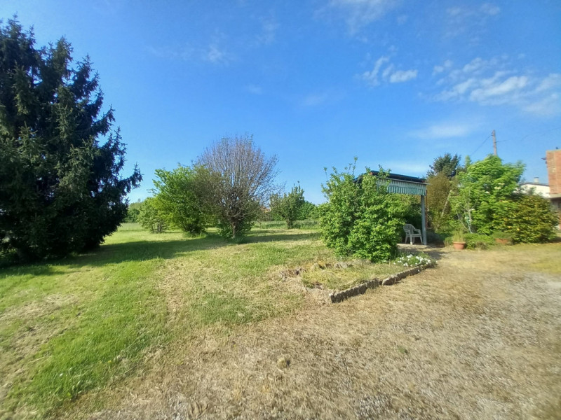 Scopri questa affascinante opportunità immobiliare situata nella tranquilla località di Poncia, n...