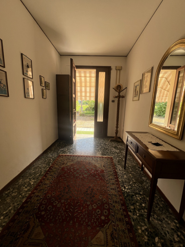 Scopri questa affascinante opportunità immobiliare situata nella tranquilla località di Poncia, n...