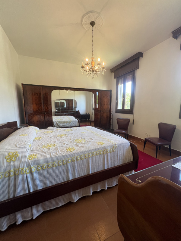 Scopri questa affascinante opportunità immobiliare situata nella tranquilla località di Poncia, n...