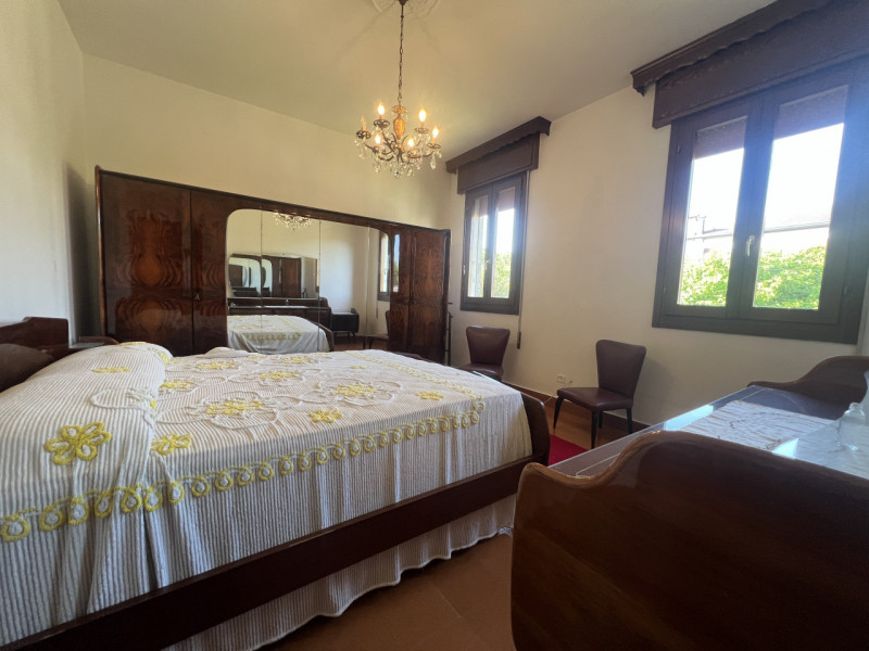 Scopri questa affascinante opportunità immobiliare situata nella tranquilla località di Poncia, n...