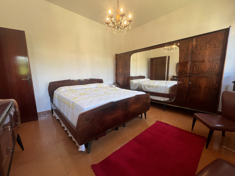 Scopri questa affascinante opportunità immobiliare situata nella tranquilla località di Poncia, n...