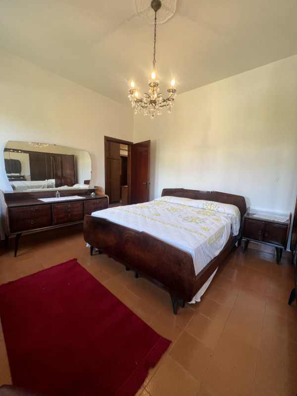 Scopri questa affascinante opportunità immobiliare situata nella tranquilla località di Poncia, n...