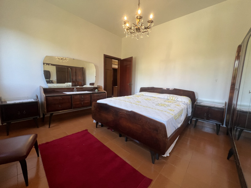 Scopri questa affascinante opportunità immobiliare situata nella tranquilla località di Poncia, n...