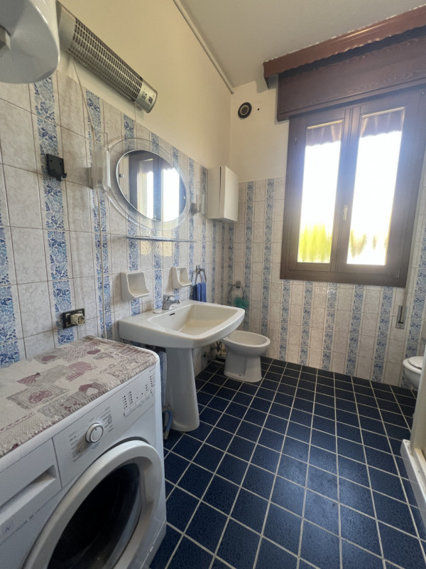 Scopri questa affascinante opportunità immobiliare situata nella tranquilla località di Poncia, n...