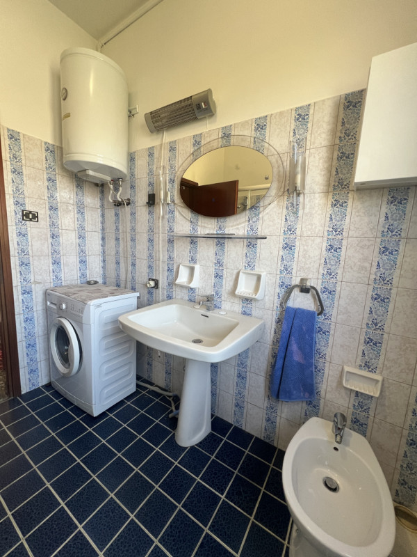 Scopri questa affascinante opportunità immobiliare situata nella tranquilla località di Poncia, n...