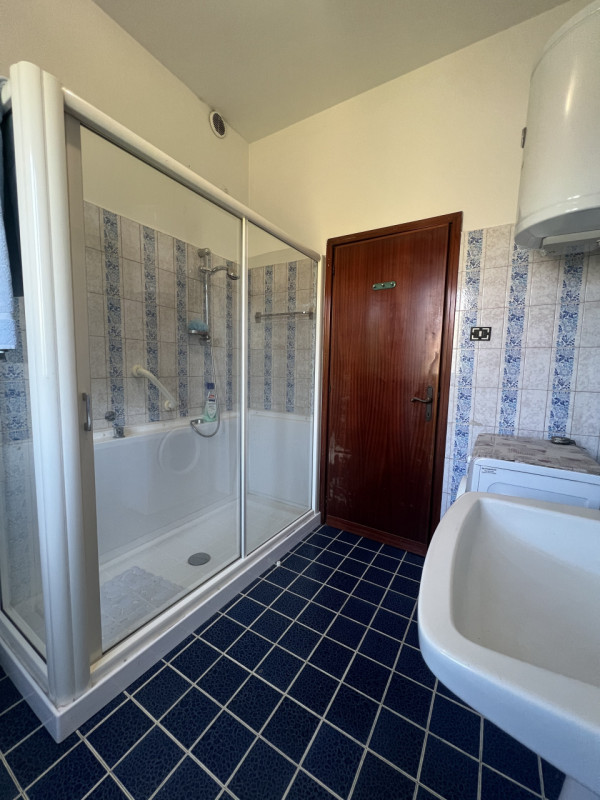 Scopri questa affascinante opportunità immobiliare situata nella tranquilla località di Poncia, n...