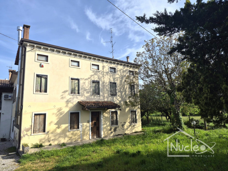 ROVOLON: Proponiamo in vendita porzione di abitazione accostata con ampio terreno di proprietà di...