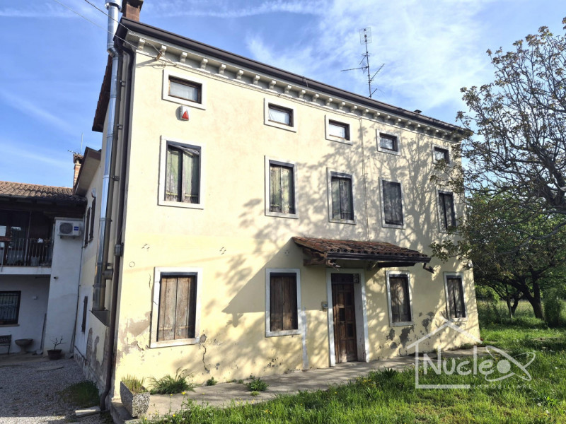 ROVOLON: Proponiamo in vendita porzione di abitazione accostata con ampio terreno di proprietà di...