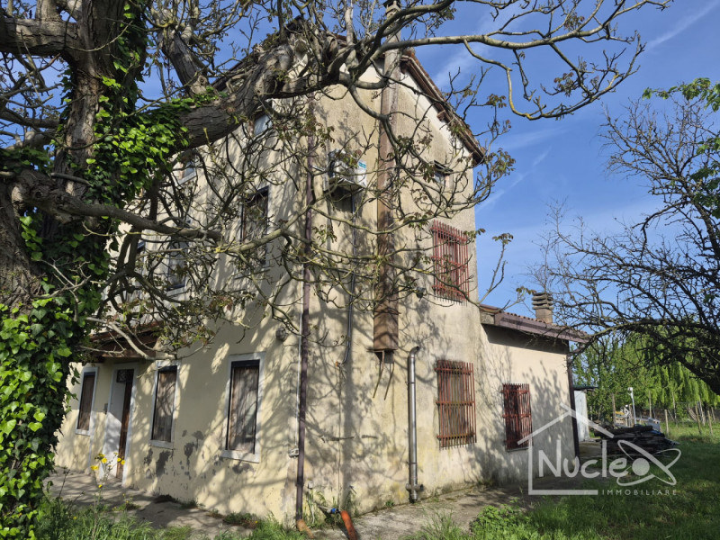 ROVOLON: Proponiamo in vendita porzione di abitazione accostata con ampio terreno di proprietà di...