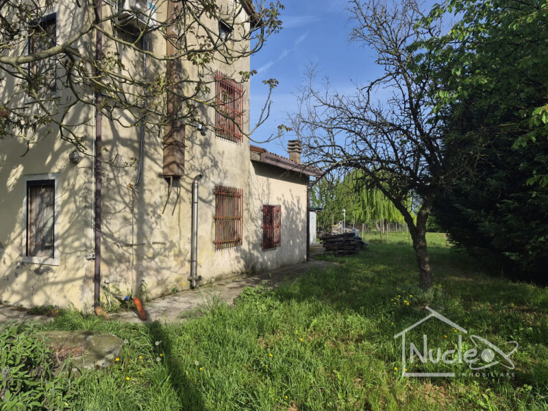 ROVOLON: Proponiamo in vendita porzione di abitazione accostata con ampio terreno di proprietà di...