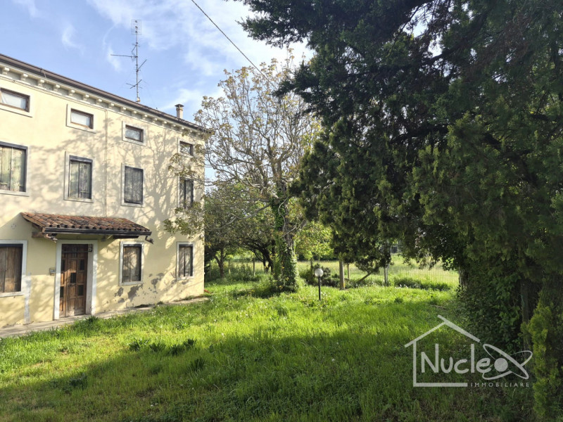 ROVOLON: Proponiamo in vendita porzione di abitazione accostata con ampio terreno di proprietà di...