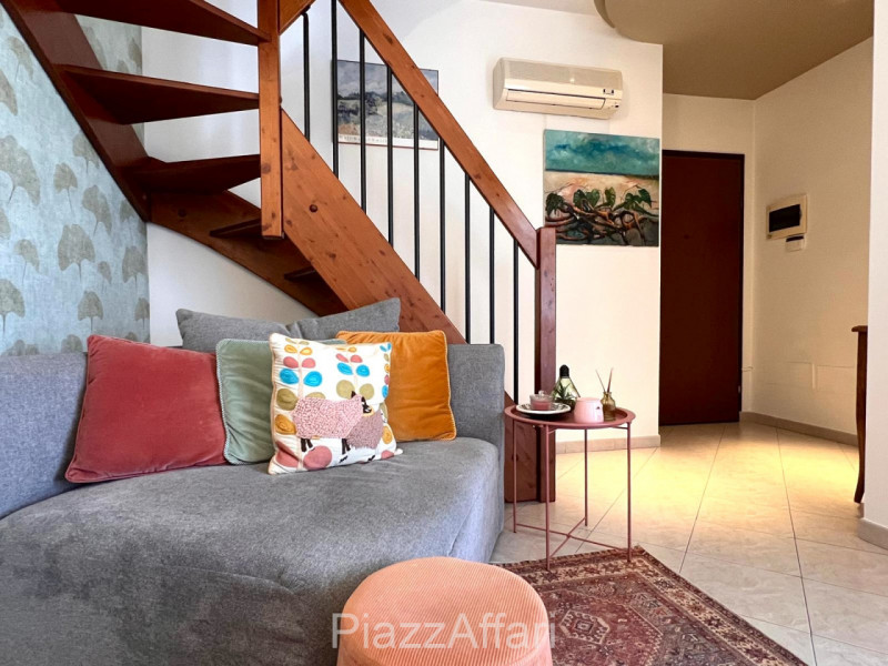 In palazzina di poche unità abitative e di recente costruzione, appartamento disposto su 2 livell...