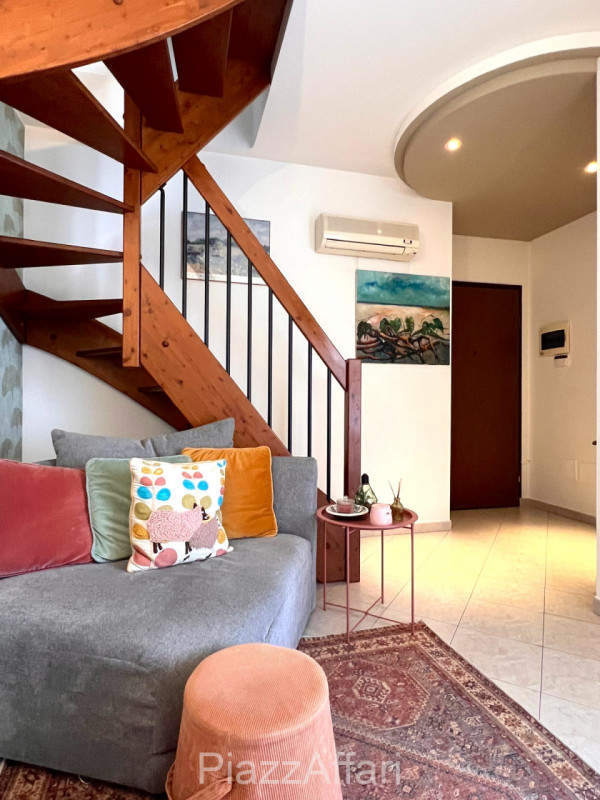 In palazzina di poche unità abitative e di recente costruzione, appartamento disposto su 2 livell...