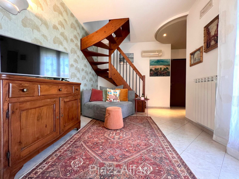 In palazzina di poche unità abitative e di recente costruzione, appartamento disposto su 2 livell...