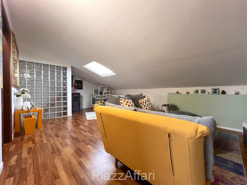 In palazzina di poche unità abitative e di recente costruzione, appartamento disposto su 2 livell...