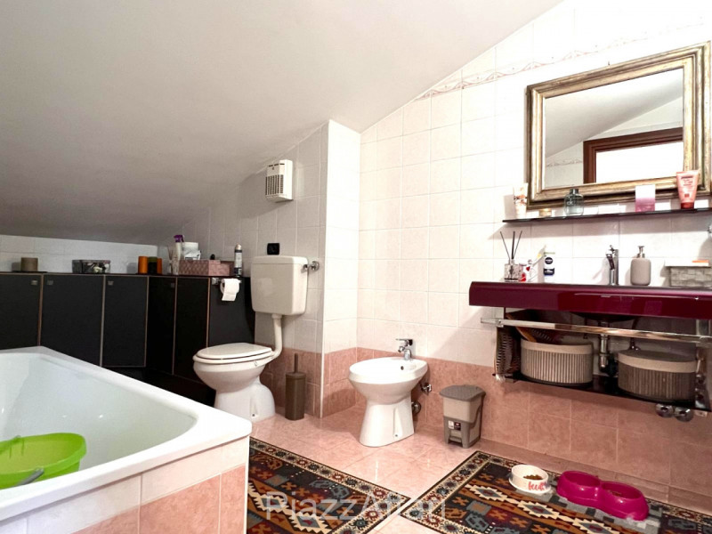 In palazzina di poche unità abitative e di recente costruzione, appartamento disposto su 2 livell...