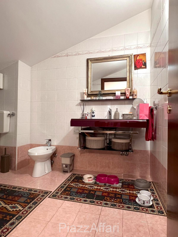 In palazzina di poche unità abitative e di recente costruzione, appartamento disposto su 2 livell...