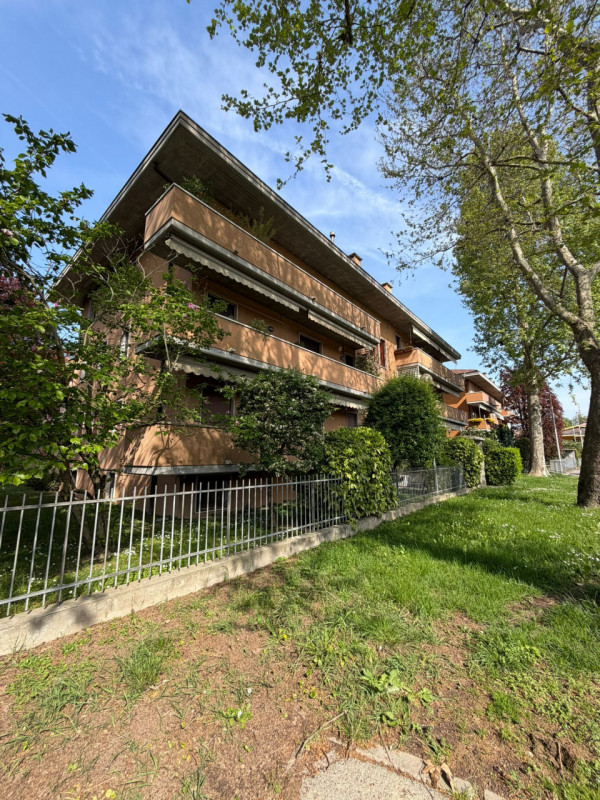 Appartamento al terzo piano in una palazzina elegante, offre ambienti ben organizzati e luminosi,...