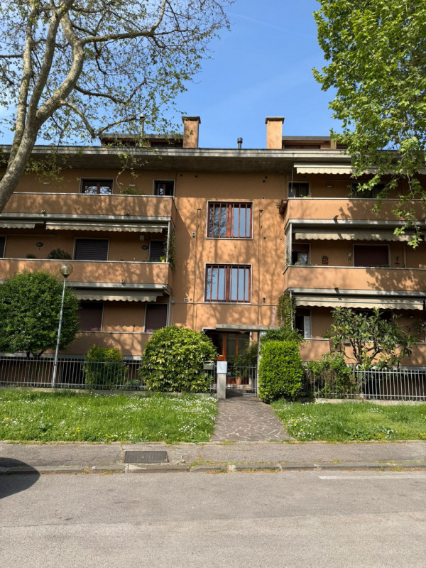 Appartamento al terzo piano in una palazzina elegante, offre ambienti ben organizzati e luminosi,...