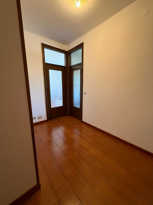 Appartamento al terzo piano in una palazzina elegante, offre ambienti ben organizzati e luminosi,...