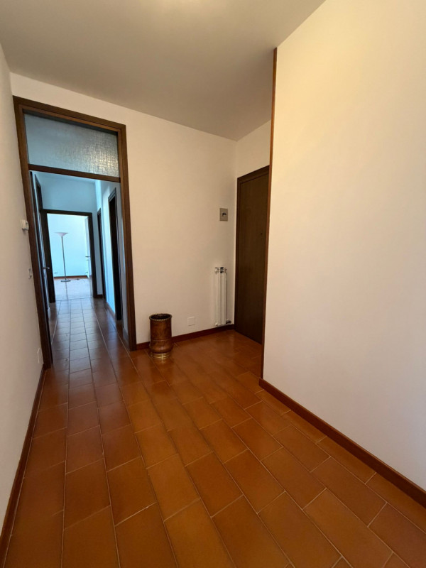 Appartamento al terzo piano in una palazzina elegante, offre ambienti ben organizzati e luminosi,...