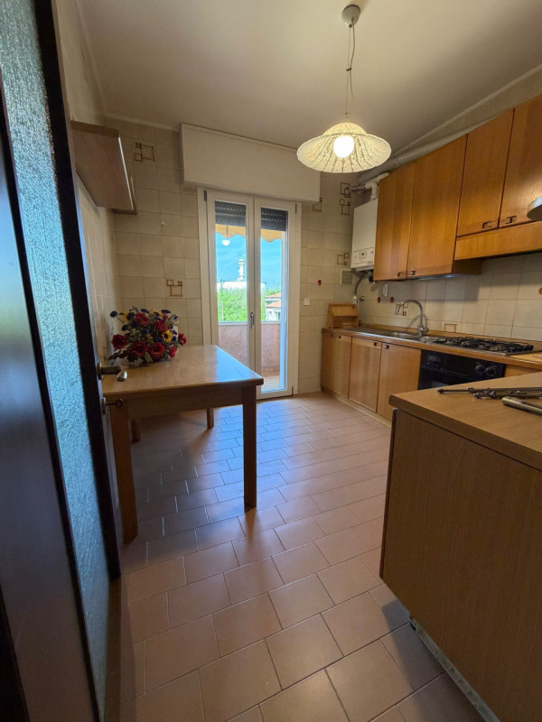 Appartamento al terzo piano in una palazzina elegante, offre ambienti ben organizzati e luminosi,...