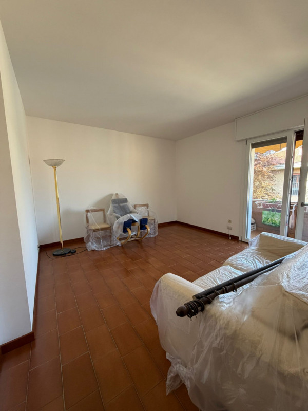 Appartamento al terzo piano in una palazzina elegante, offre ambienti ben organizzati e luminosi,...