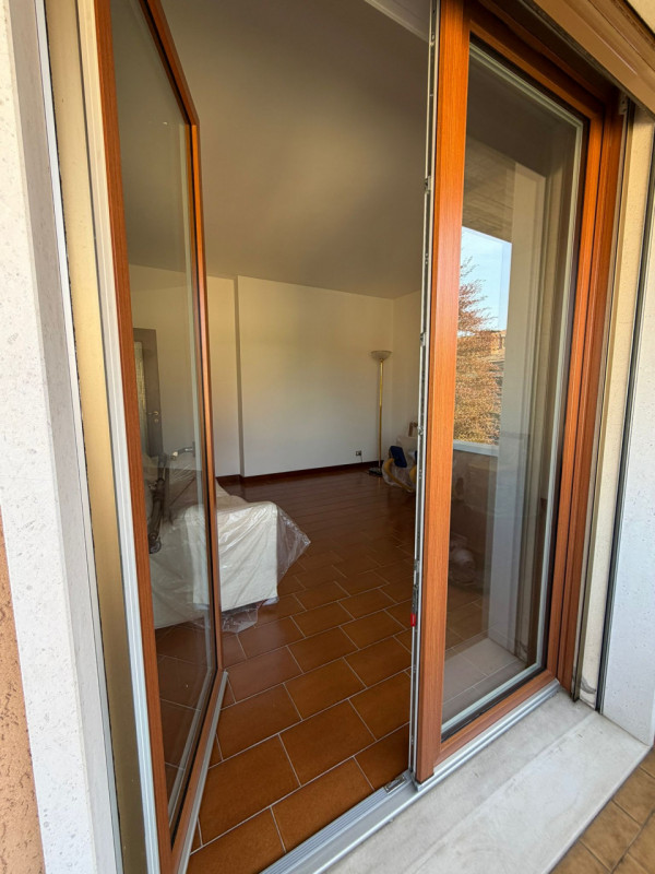 Appartamento al terzo piano in una palazzina elegante, offre ambienti ben organizzati e luminosi,...