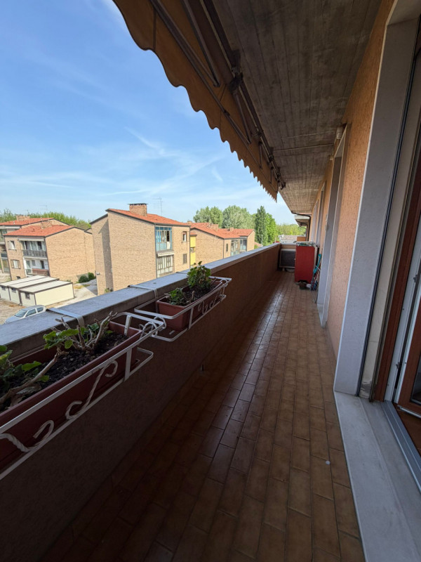 Appartamento al terzo piano in una palazzina elegante, offre ambienti ben organizzati e luminosi,...