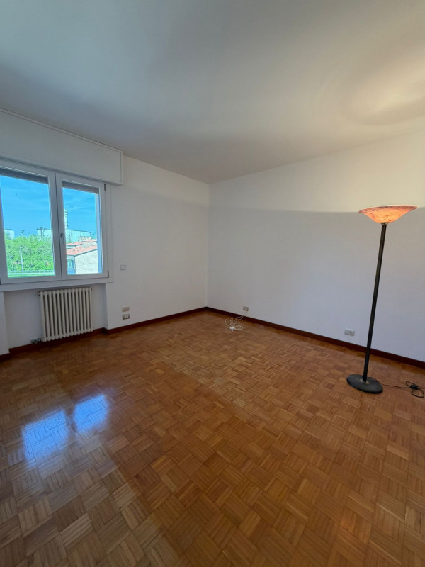 Appartamento al terzo piano in una palazzina elegante, offre ambienti ben organizzati e luminosi,...