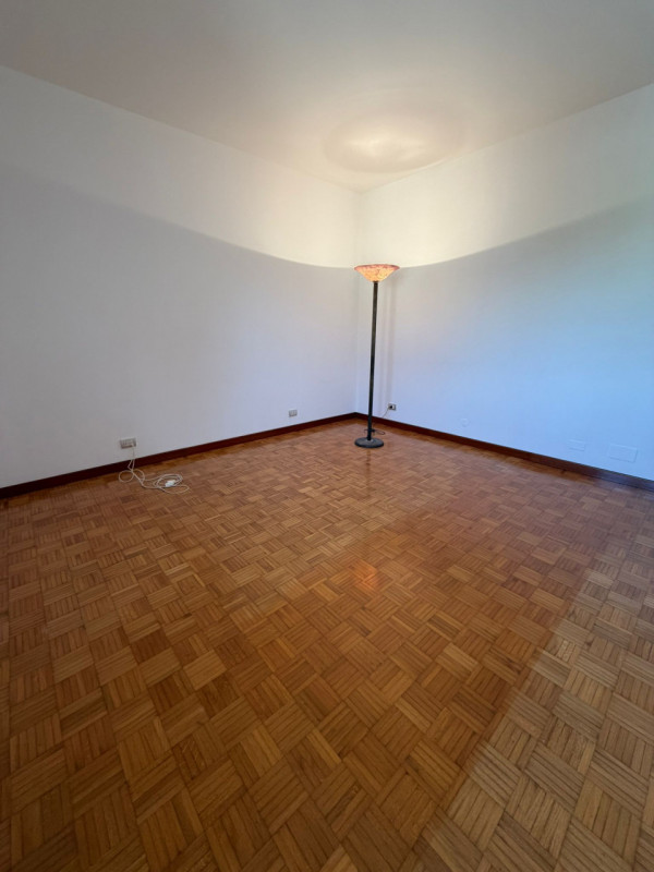 Appartamento al terzo piano in una palazzina elegante, offre ambienti ben organizzati e luminosi,...