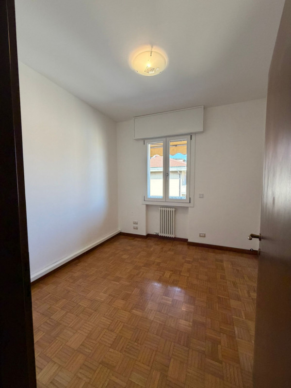 Appartamento al terzo piano in una palazzina elegante, offre ambienti ben organizzati e luminosi,...