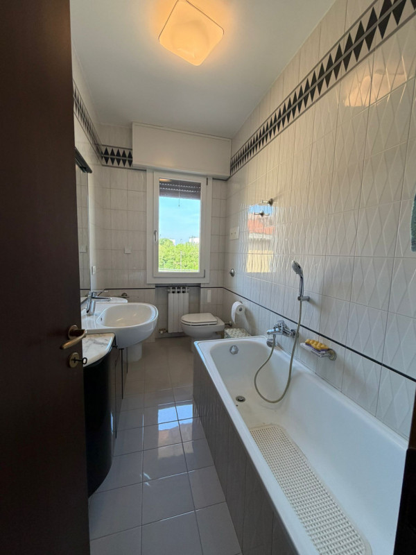 Appartamento al terzo piano in una palazzina elegante, offre ambienti ben organizzati e luminosi,...