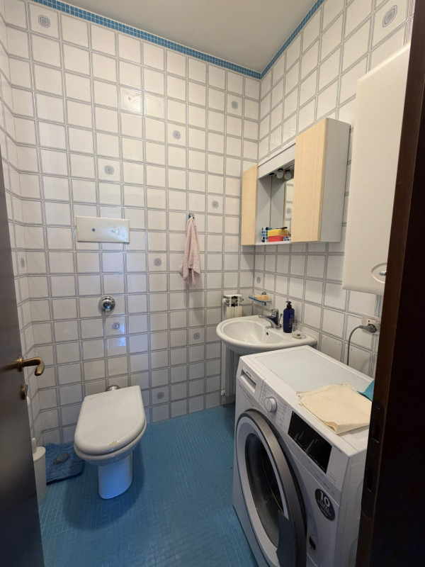 Appartamento al terzo piano in una palazzina elegante, offre ambienti ben organizzati e luminosi,...