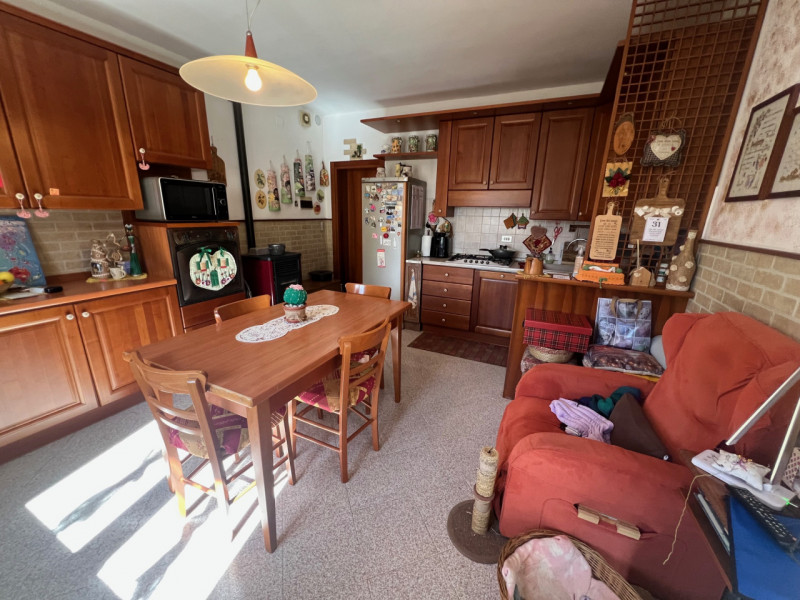 In vendita, nel suggestivo comune di Lonigo, nella frazione di Almisano, proponiamo una spaziosa ...