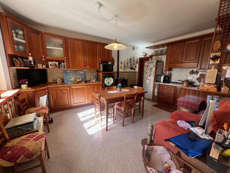 In vendita, nel suggestivo comune di Lonigo, nella frazione di Almisano, proponiamo una spaziosa ...