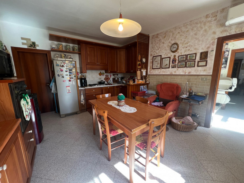 In vendita, nel suggestivo comune di Lonigo, nella frazione di Almisano, proponiamo una spaziosa ...