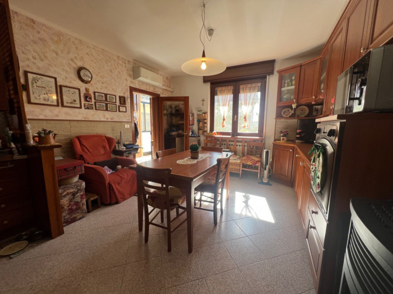 In vendita, nel suggestivo comune di Lonigo, nella frazione di Almisano, proponiamo una spaziosa ...