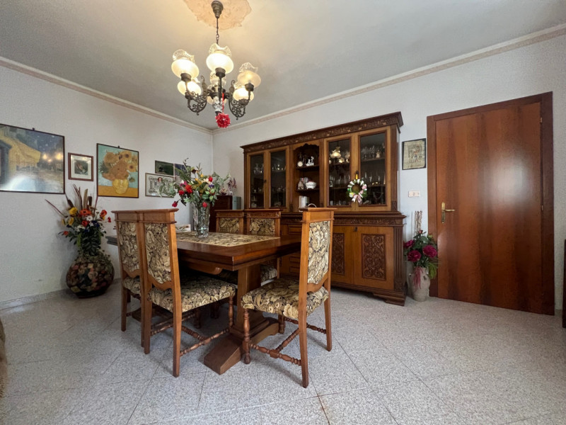 In vendita, nel suggestivo comune di Lonigo, nella frazione di Almisano, proponiamo una spaziosa ...