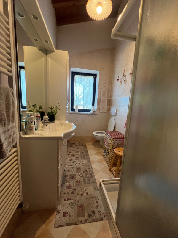 In vendita, nel suggestivo comune di Lonigo, nella frazione di Almisano, proponiamo una spaziosa ...