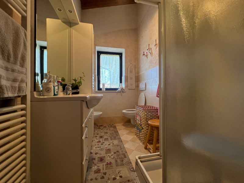 In vendita, nel suggestivo comune di Lonigo, nella frazione di Almisano, proponiamo una spaziosa ...