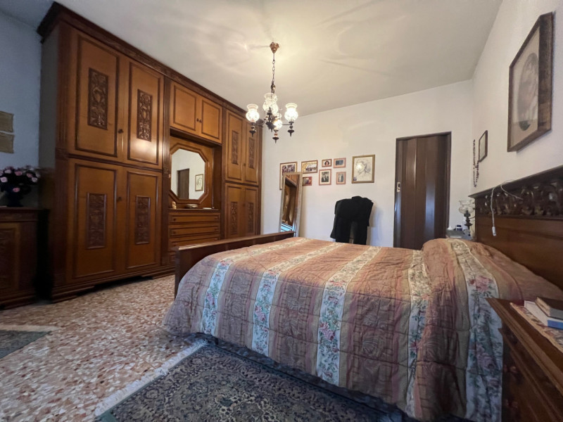 In vendita, nel suggestivo comune di Lonigo, nella frazione di Almisano, proponiamo una spaziosa ...