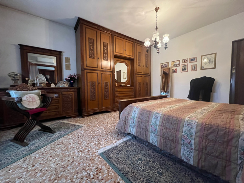 In vendita, nel suggestivo comune di Lonigo, nella frazione di Almisano, proponiamo una spaziosa ...